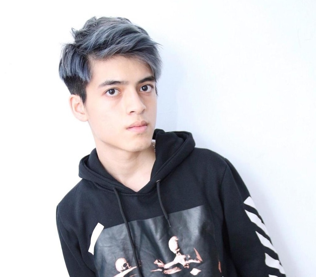 台北市JJ HAIR SALON忠孝復興店設計師Roi Wu的獨角獸髮色作品