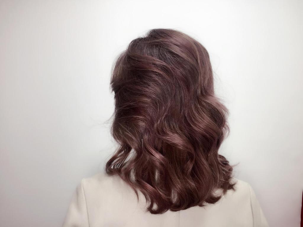 新北市諾亞藝術造型 館前店設計師甜甜的玫瑰咖啡髮色作品