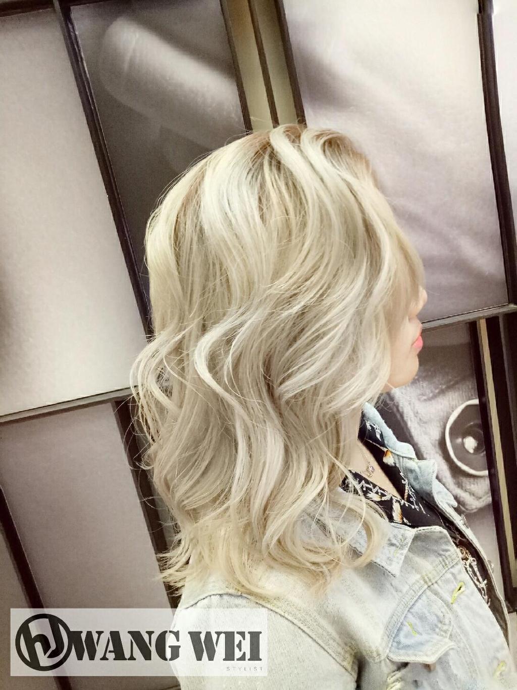 女生長髮長卷髮白金髮色奶油金髮色