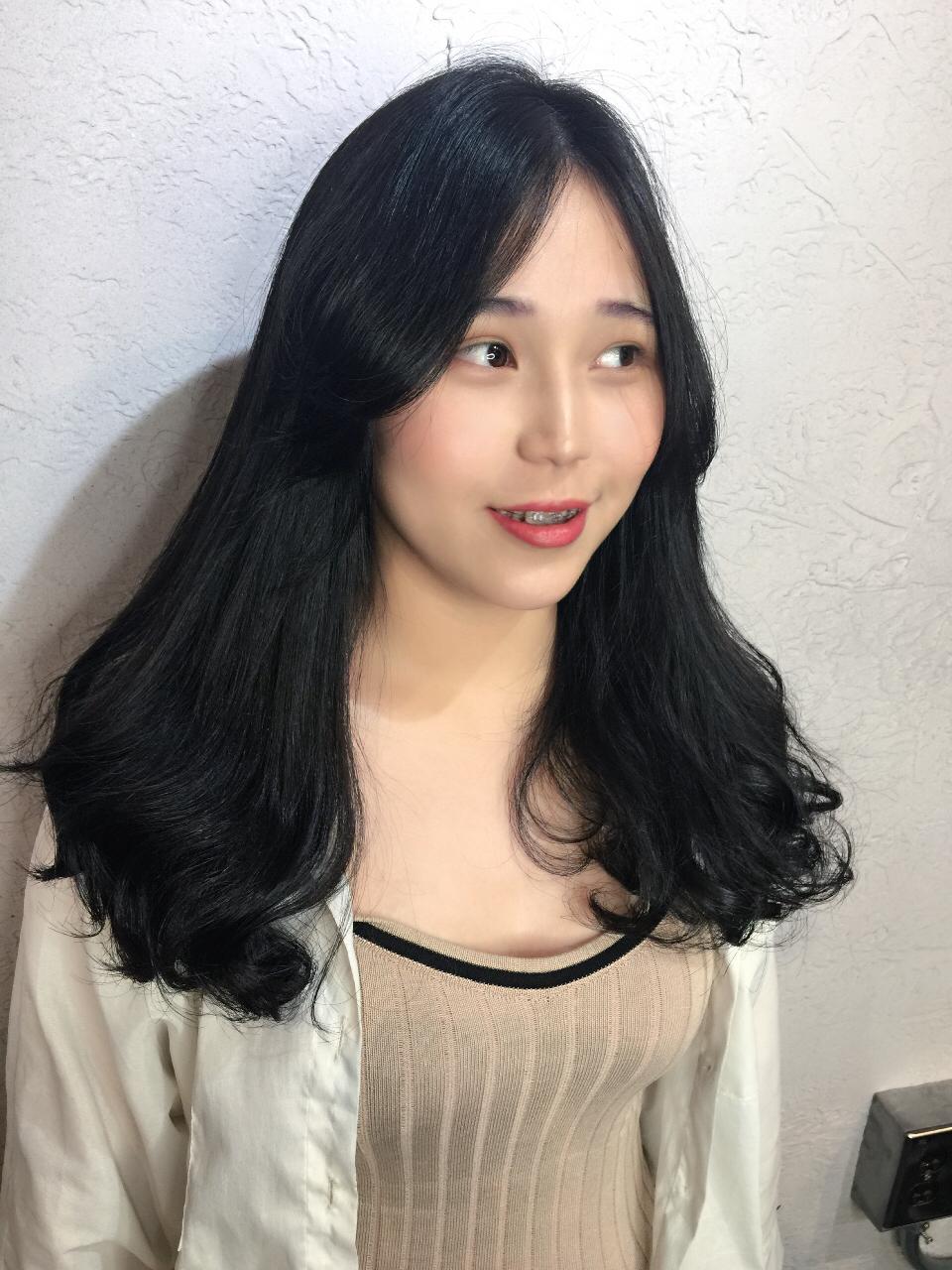 新北市森 Hair Boutique 板橋四川店設計師愛紗的長卷髮作品