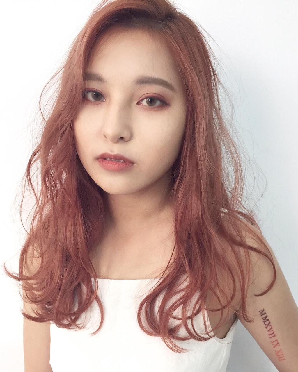 女生染燙茶玫瑰色