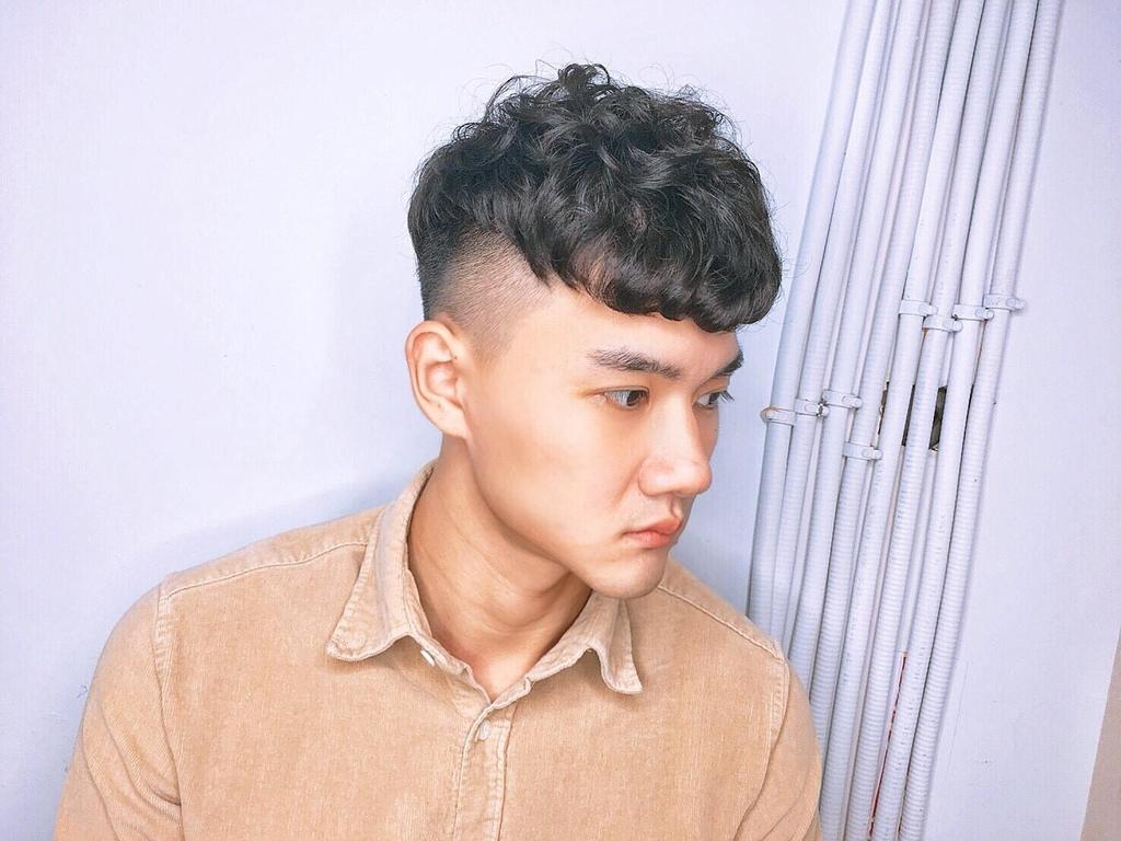 男生燙卷低層次