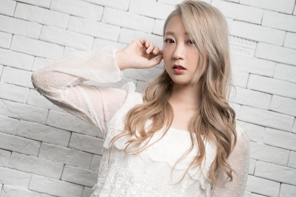 女生長髮白金髮色奶油金髮色特殊髮色