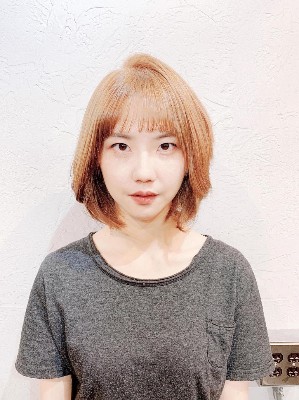 女生短髮蜂蜜金色