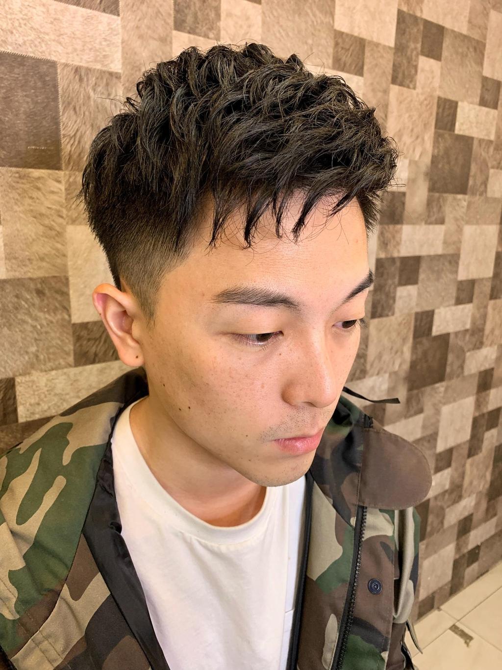 男生短髮、男生卷髮、逗號瀏海、韓男髮型、男生紋理剪裁