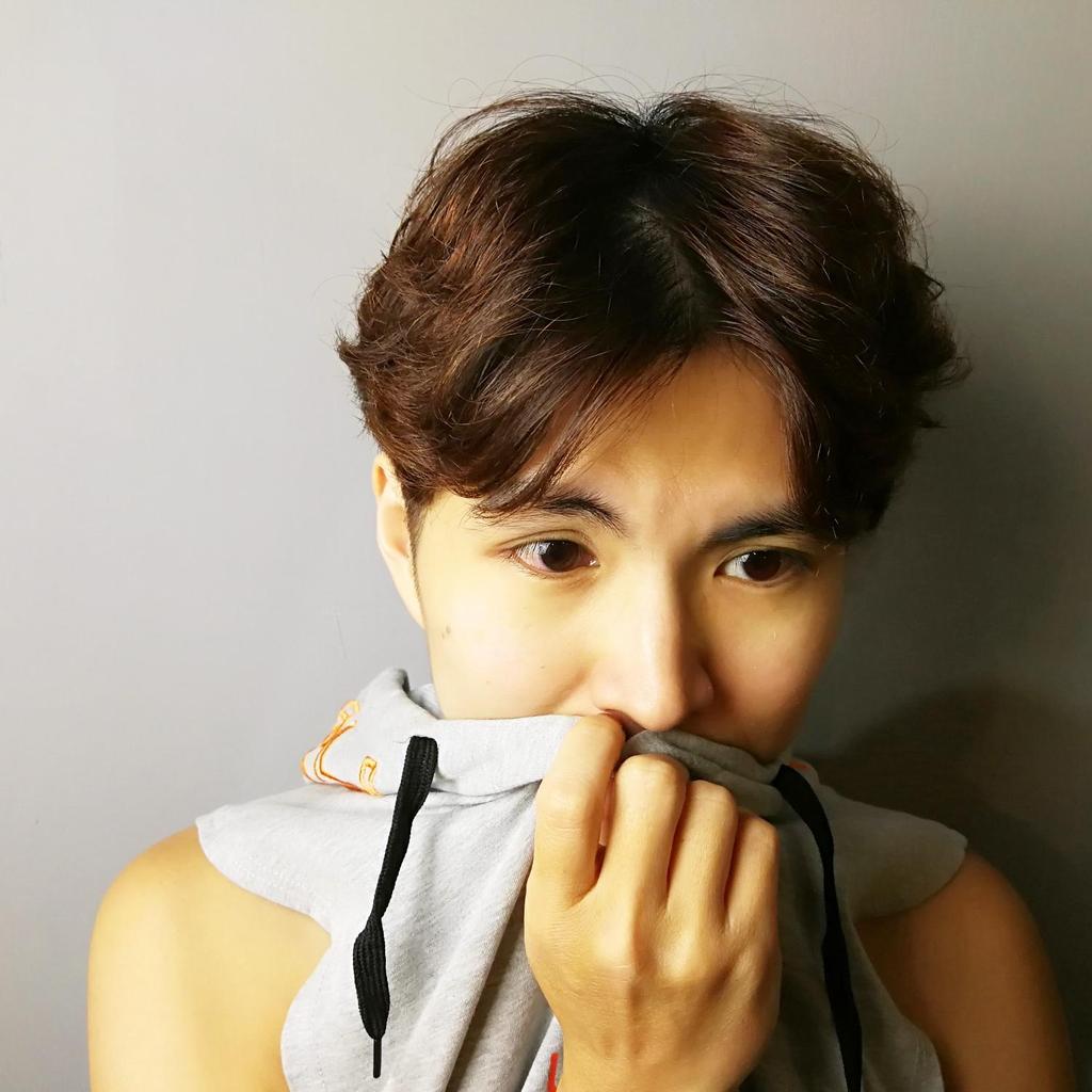 男生短髮、男生卷髮、逗號瀏海、韓男髮型、男生紋理剪裁