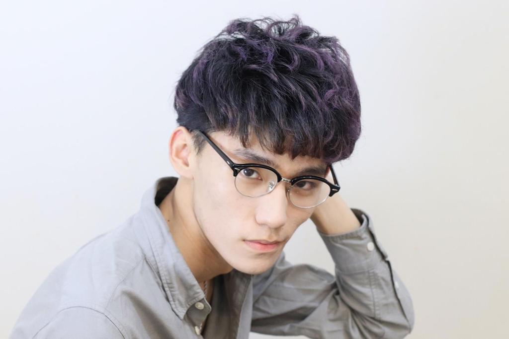 男生短髮特殊髮色齊瀏海呆瓜頭