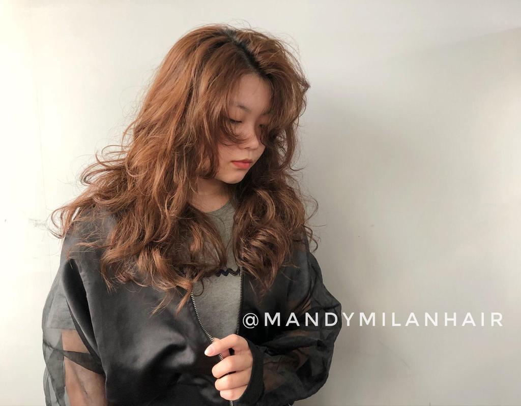 女生長髮長卷髮手撥卷睡不醒頭層次剪髮