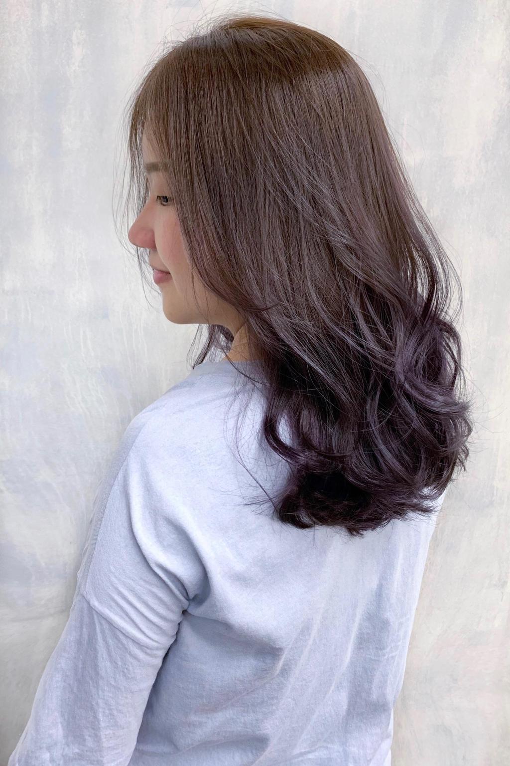 女生長髮灰紫漸層特殊髮色