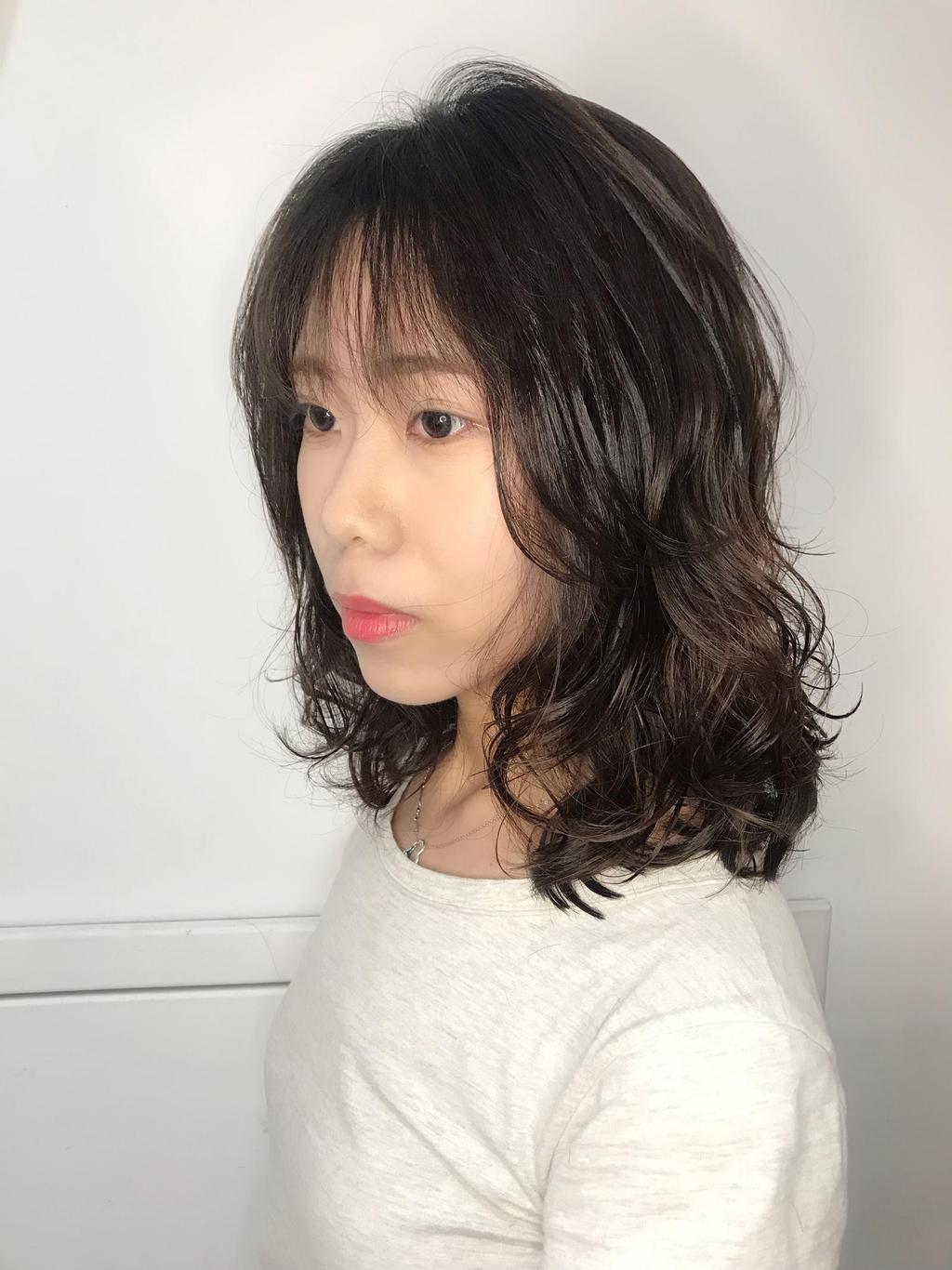 女生髮型、及肩中長卷髮、空氣瀏海、女生中長髮、黑茶髮色