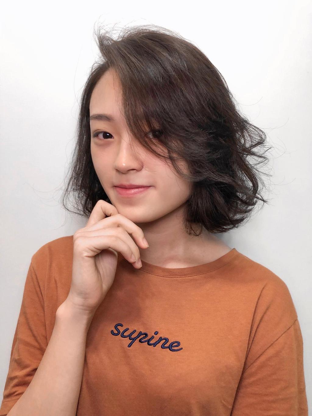 女生短髮、女生燙髮、女生短卷髮、黑茶髮色