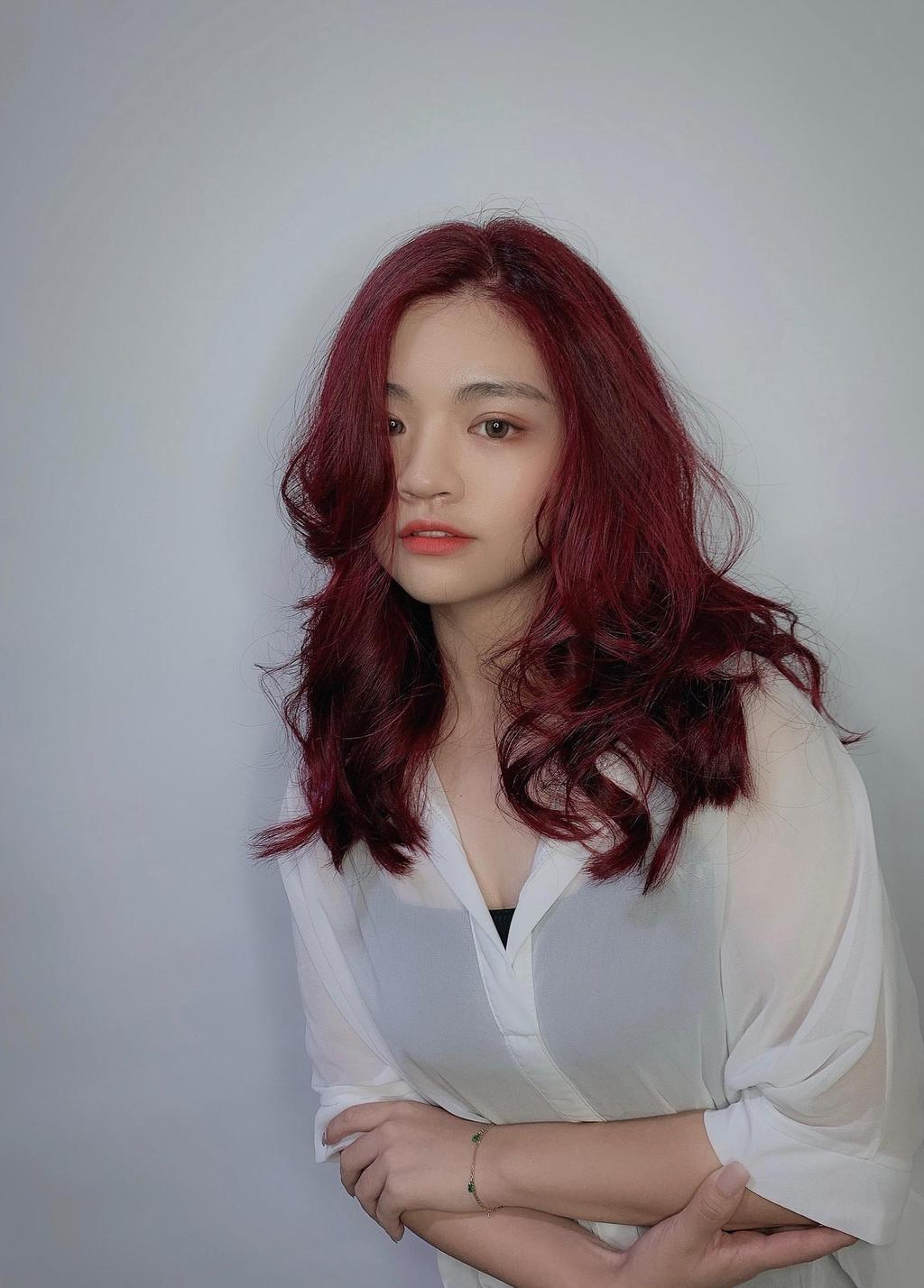 女生長髮、櫻桃紅髮色、紅寶石髮色、波浪卷