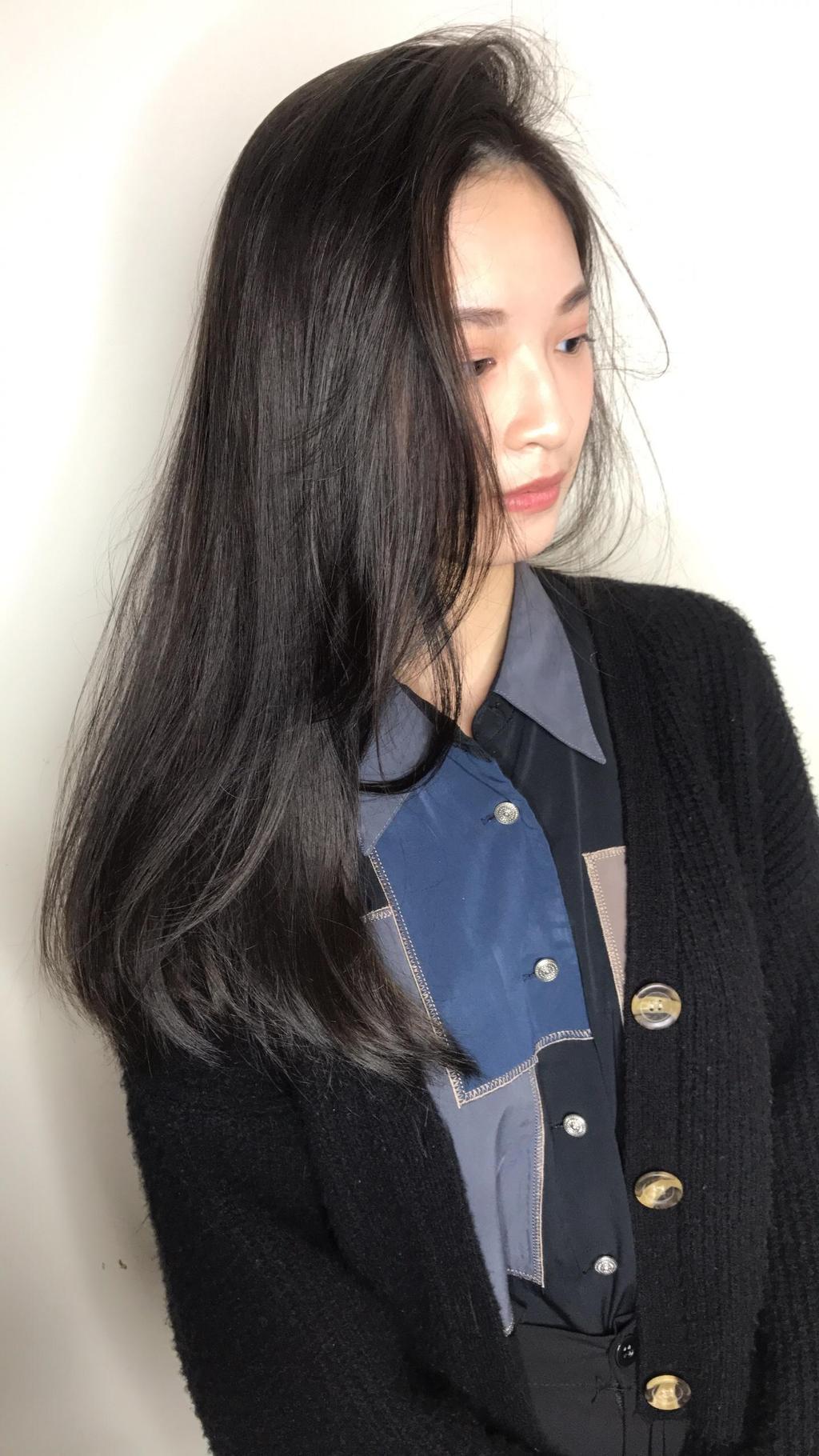 女生長髮大旁分巧克力髮色