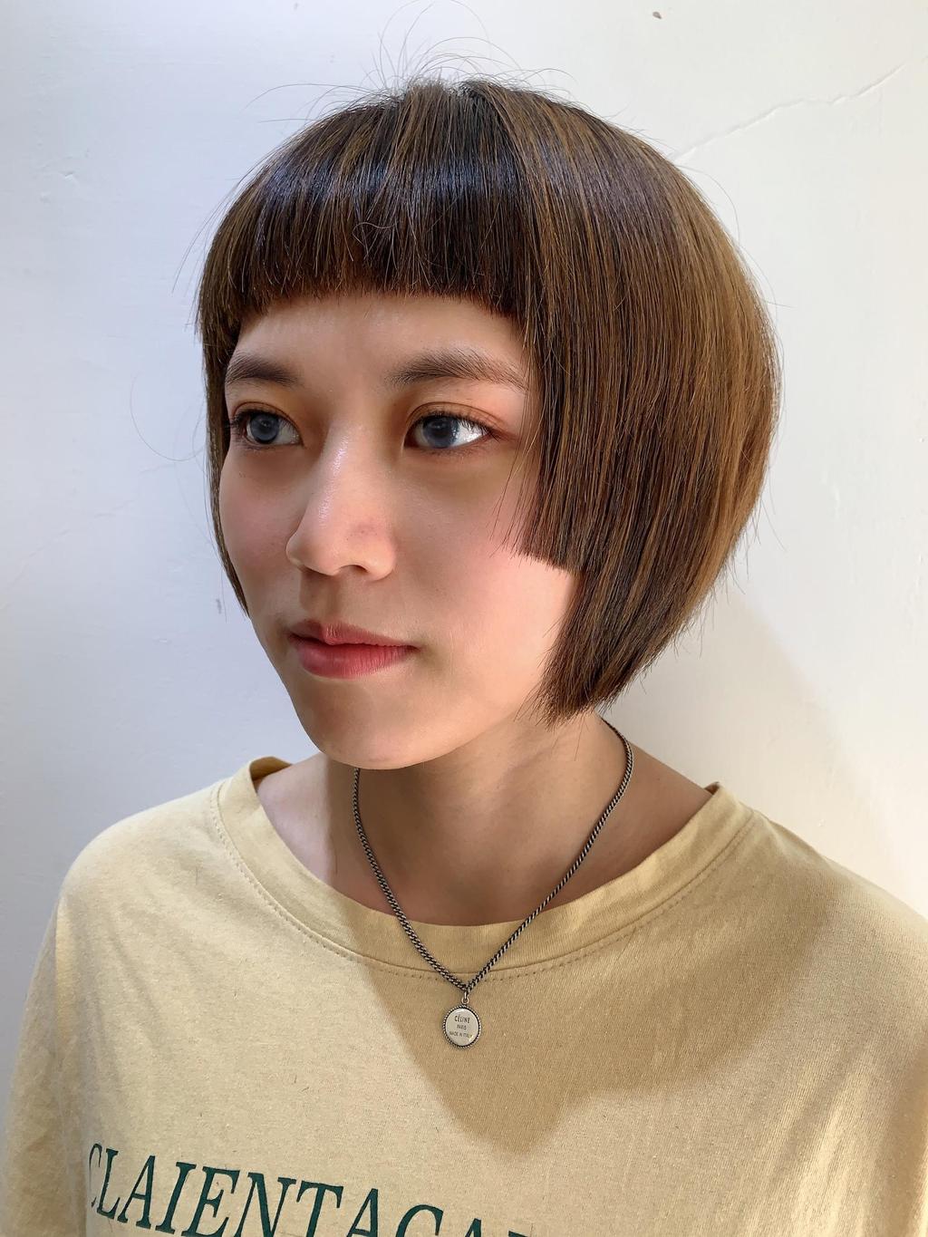 鄭思榆的髮型作品,女生短髮,短瀏海,女生染髮,不用漂髮,女生染燙,圓臉,中性髮,女生短卷髮-(耳下肩上),油性頭皮,桃園剪髮,女生眉上瀏海,下巴短髮,染髮,個性感女生短髮,清新中短髮-(耳下肩上),冷萃咖啡髮色,楓糖斑比色,短髮,桃園染髮