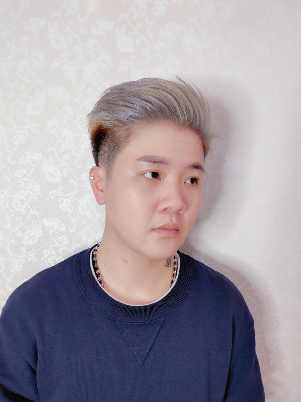 男生短髮後梳油頭特殊髮色銀灰髮色