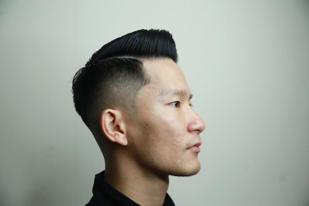 男生短髮分線油頭