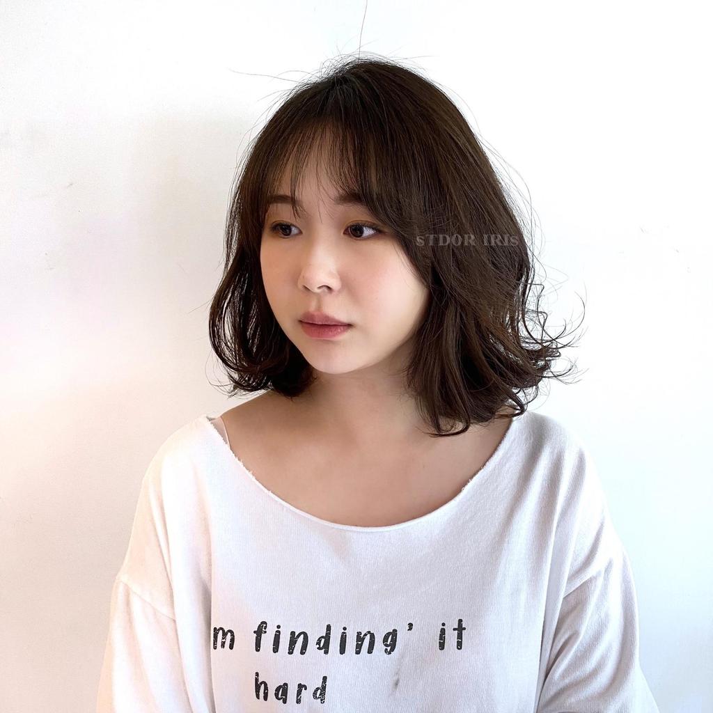 及肩中長卷髮、髮妝燙