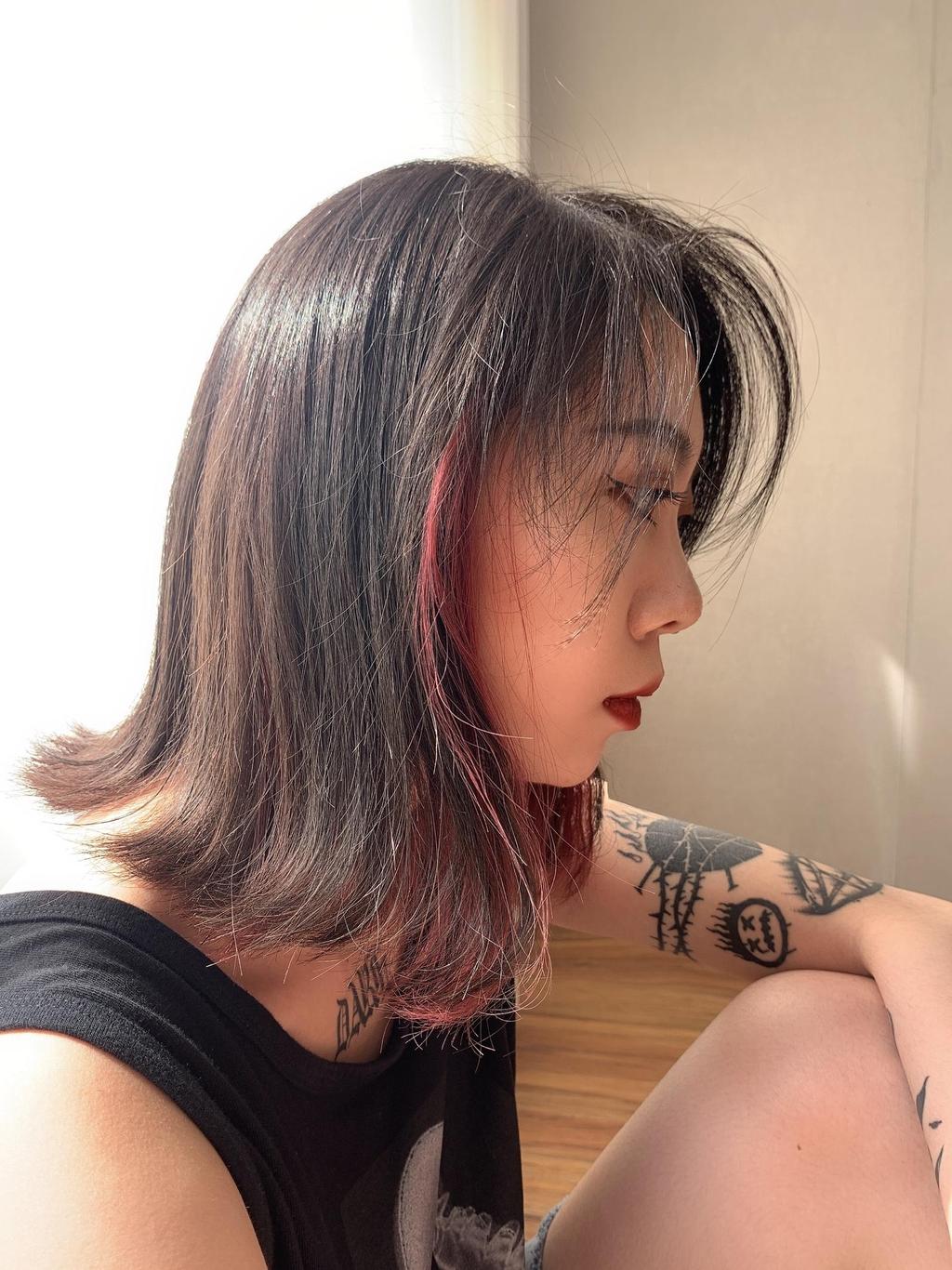 琥珀棕色、胭脂紅色、耳圈染、鎖骨髮