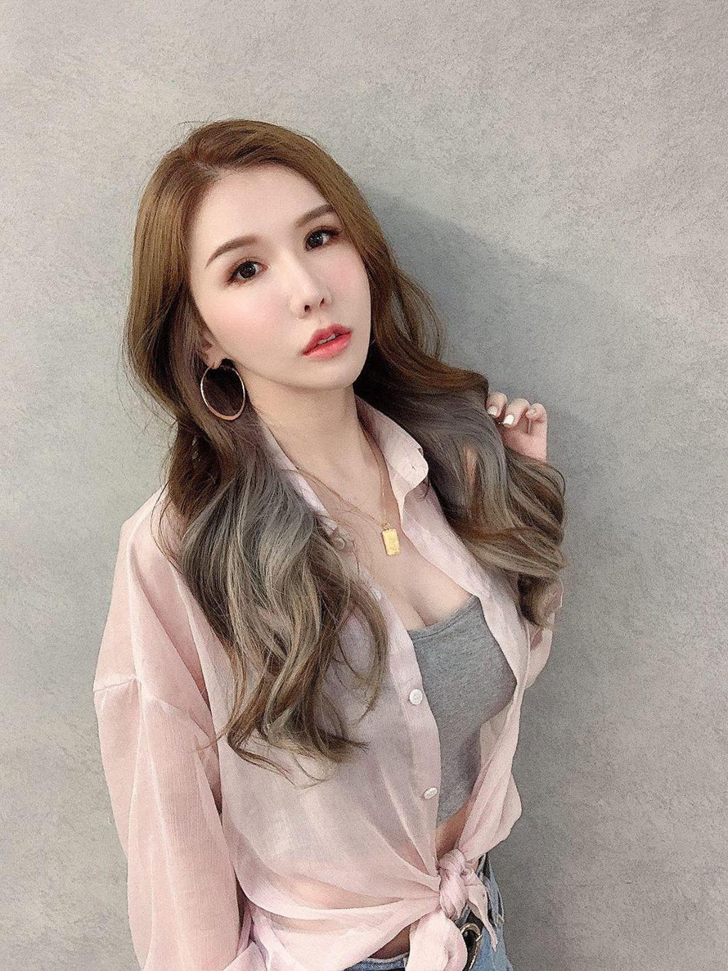 女神系捲髮、霧面大地色系、歐美挑染、隱藏式挑染、珠寶盒光透髮色